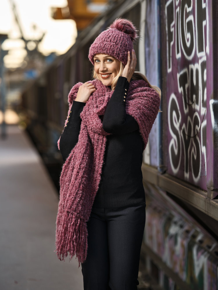 Mütze in weinrot mit Fellpompon  | Wollpaket mit Royal  | Stricken | Pro Lana