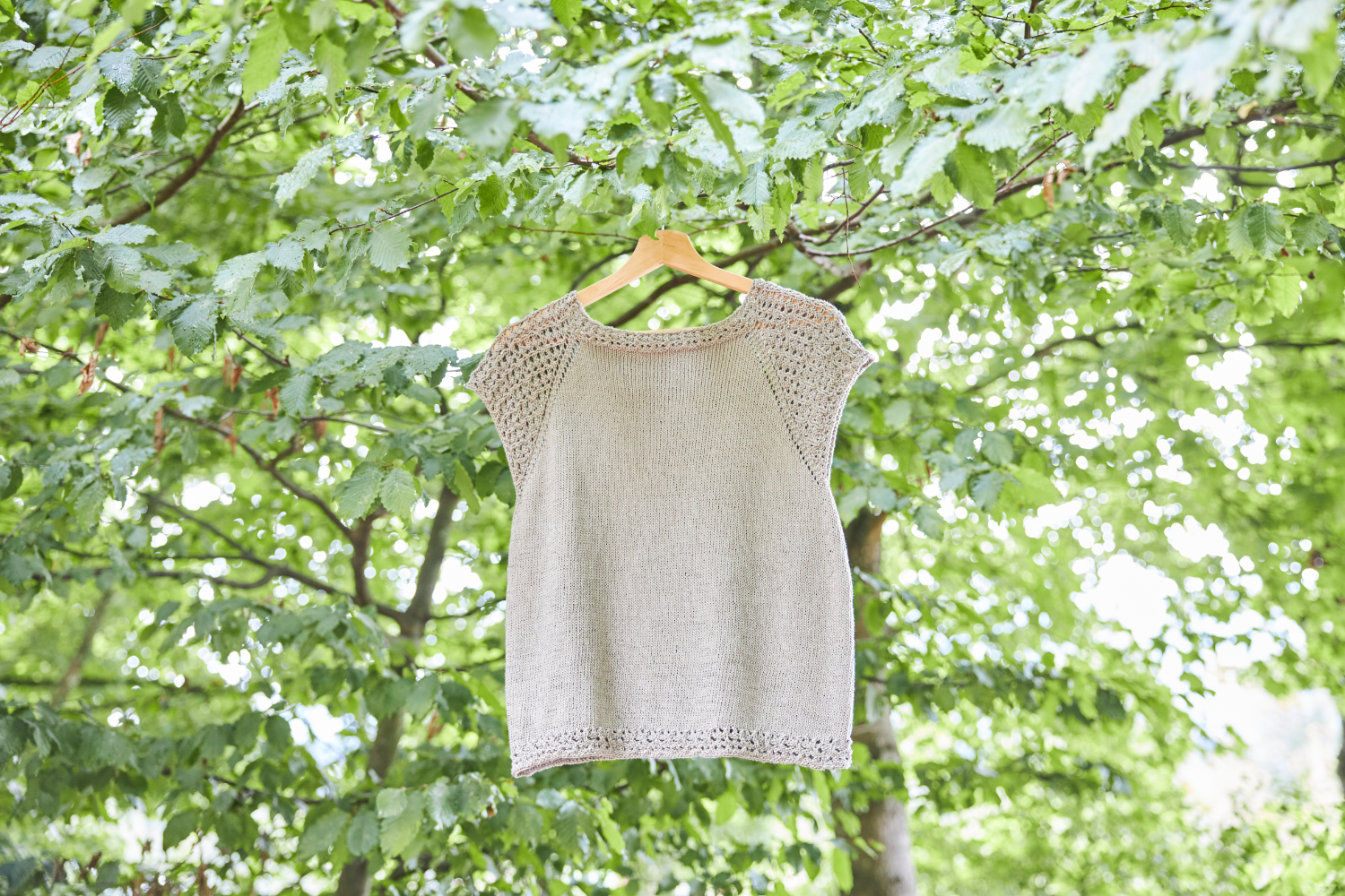 Kurzarmpulli mit Musterärmeln in beige  | Wollpaket mit Baby Cotton Organic  | Stricken | Regina Bühler, Pro Lana Kurzarmpulli mit Musterärmeln in beige  | Wollpaket mit Baby Cotton Organic  | Stricken | Regina Bühler, Pro Lana