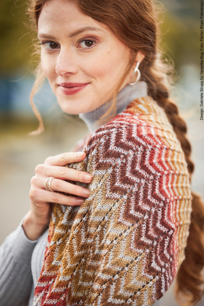 Tuch asymmetrisch | Einzelanleitung | Wolle Paint Socks | Stricken | Veronika Hug, Woolly Hugs, Silvia Jäger Woolly Hugs Maschenwelt - 06/2023