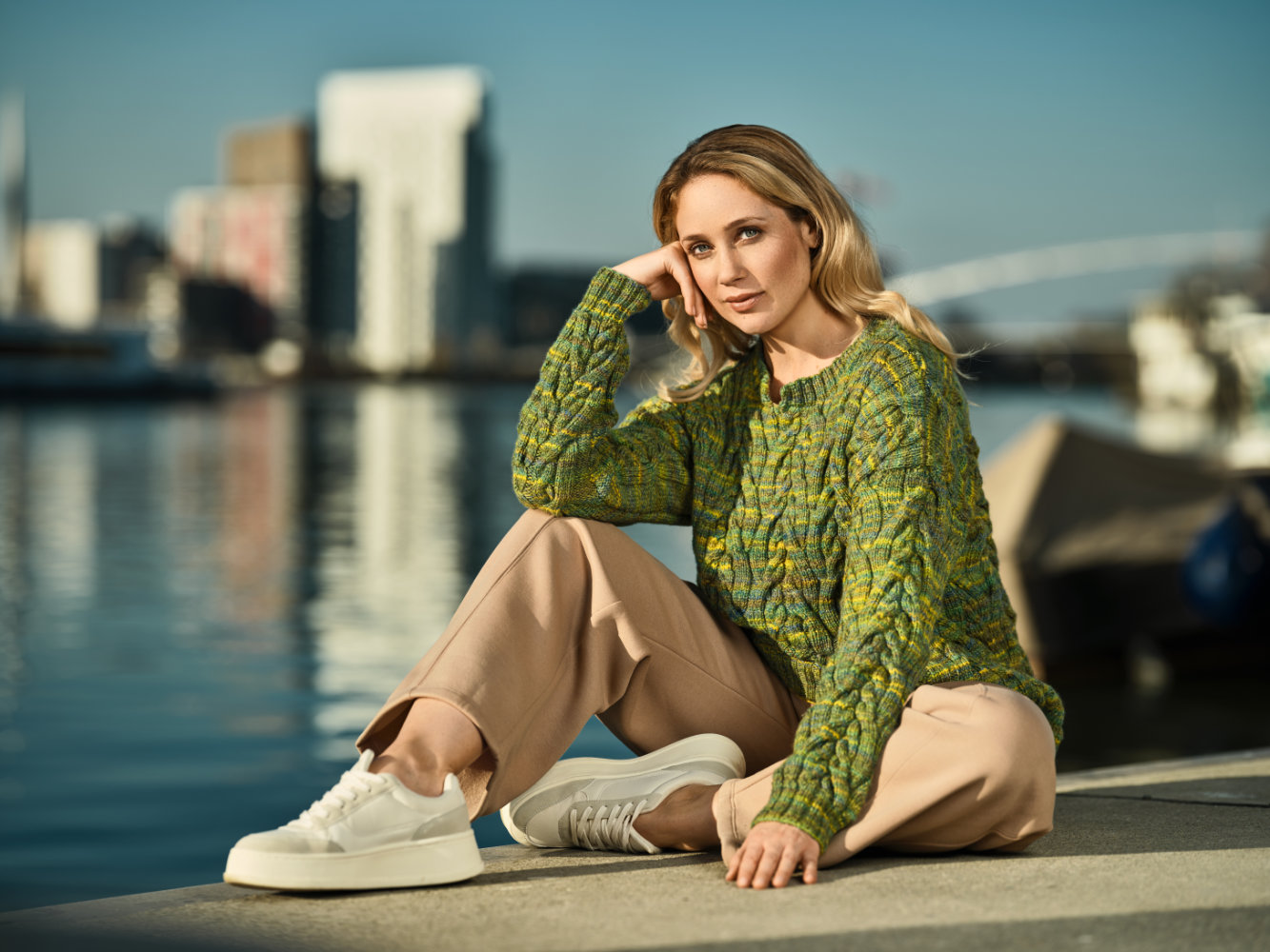 Allover-Zopfmuster-Pulli in Grüntönen  | Wollpaket mit Laos Kettgarn  | Stricken | Pro Lana