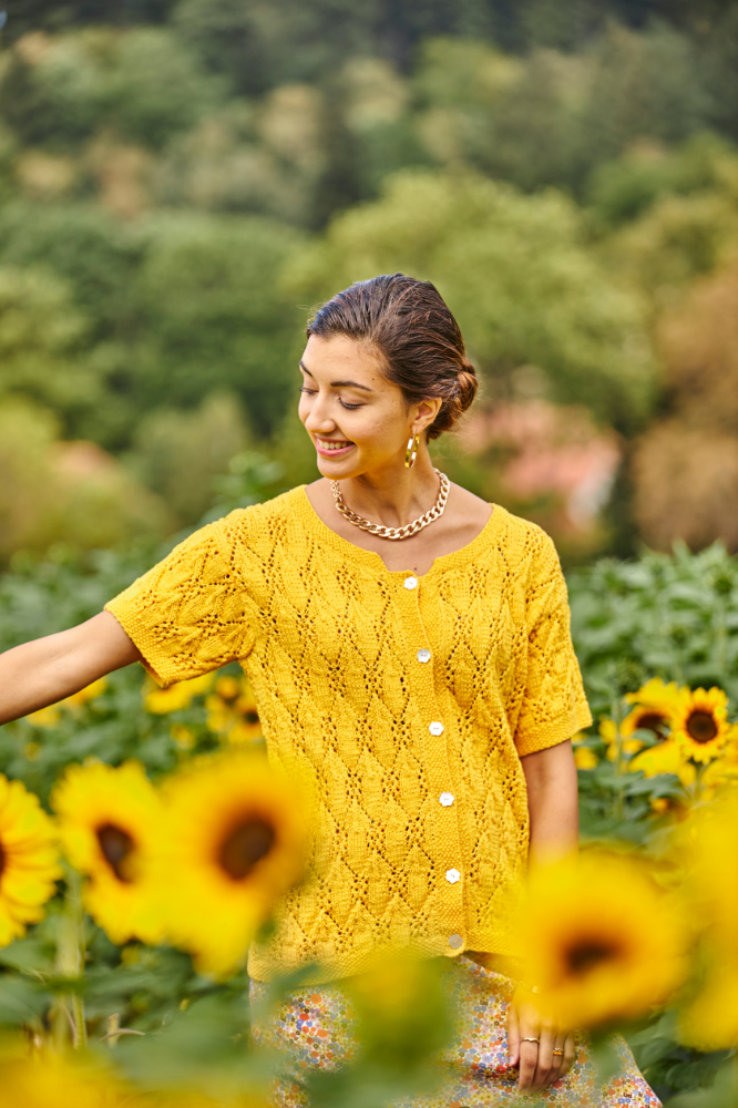 Kurzarmjäckchen mit Ajourmuster in gelb | Wollpaket mit Basic Cotton 0122 - sonnengelb | Stricken | Regina Bühler, Pro Lana Kurzarmjäckchen mit Ajourmuster in gelb | Wollpaket mit Basic Cotton 0122 - sonnengelb | Stricken | Regina Bühler, Pro Lana