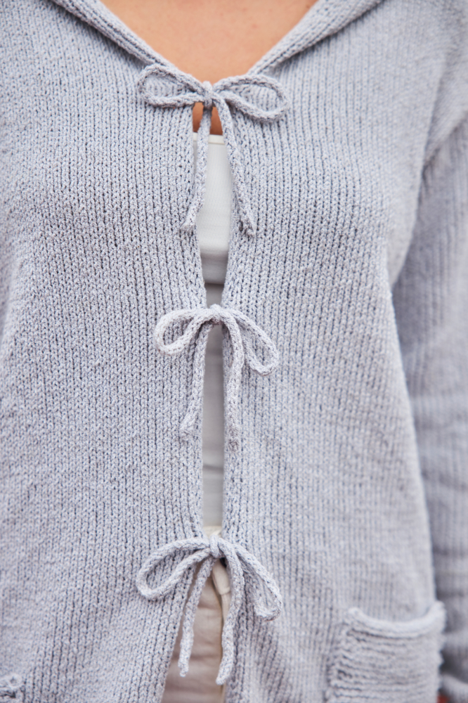 Kaputzenjacke mit I-Cord Rand in Hellgrau | Wollpaket mit Avino | Stricken | Regina Bühler, Pro Lana Kaputzenjacke mit I-Cord Rand in Hellgrau | Wollpaket mit Avino | Stricken | Regina Bühler, Pro Lana
