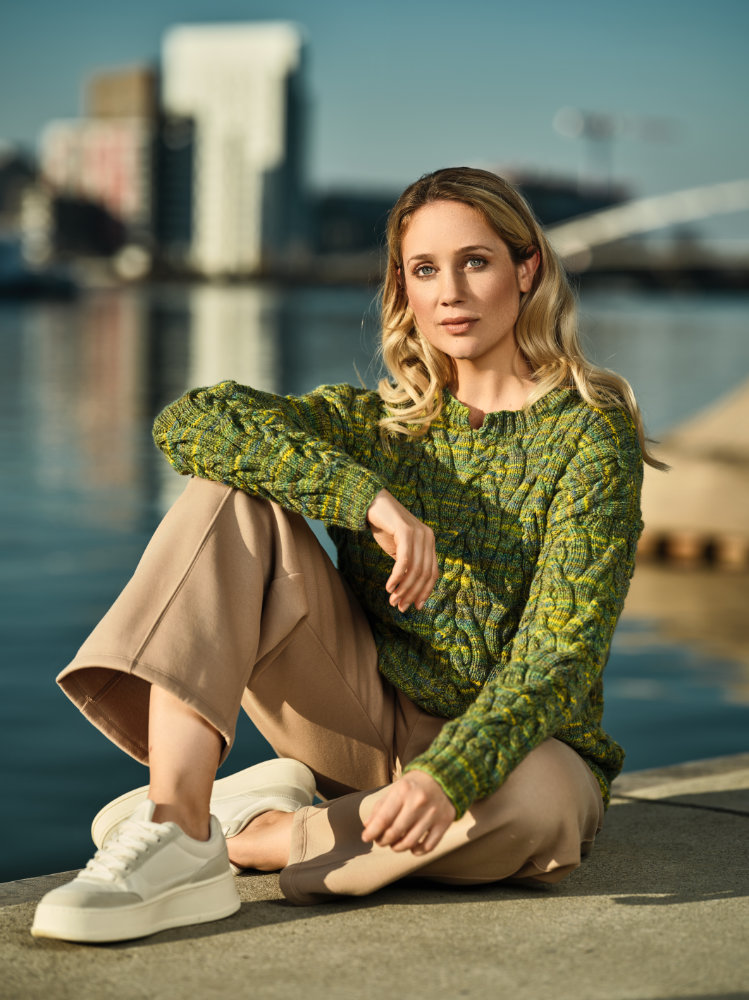 Allover-Zopfmuster-Pulli in Grüntönen | Anleitungsheft | Wolle Laos Kettgarn  | Stricken | Pro Lana