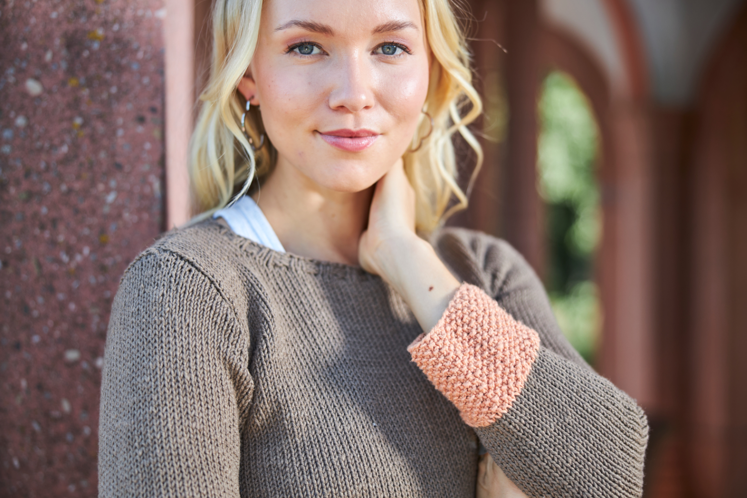 Pulli mit Perlmusterrand in Terracotta-Braun | Anleitungsheft + Wolle Chello | Stricken