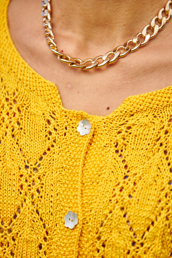 Kurzarmjäckchen mit Ajourmuster in gelb | Wollpaket mit Basic Cotton 0122 - sonnengelb | Stricken | Regina Bühler, Pro Lana Kurzarmjäckchen mit Ajourmuster in gelb | Wollpaket mit Basic Cotton 0122 - sonnengelb | Stricken | Regina Bühler, Pro Lana