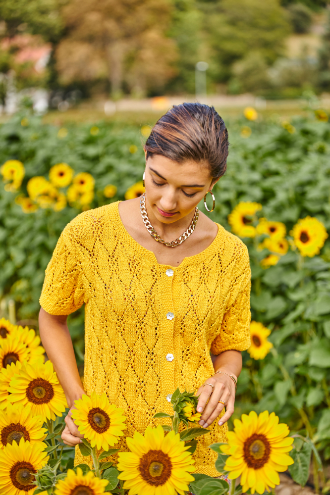 Kurzarmjäckchen mit Ajourmuster in gelb | Wollpaket mit Basic Cotton 0122 - sonnengelb | Stricken | Regina Bühler, Pro Lana Kurzarmjäckchen mit Ajourmuster in gelb | Wollpaket mit Basic Cotton 0122 - sonnengelb | Stricken | Regina Bühler, Pro Lana