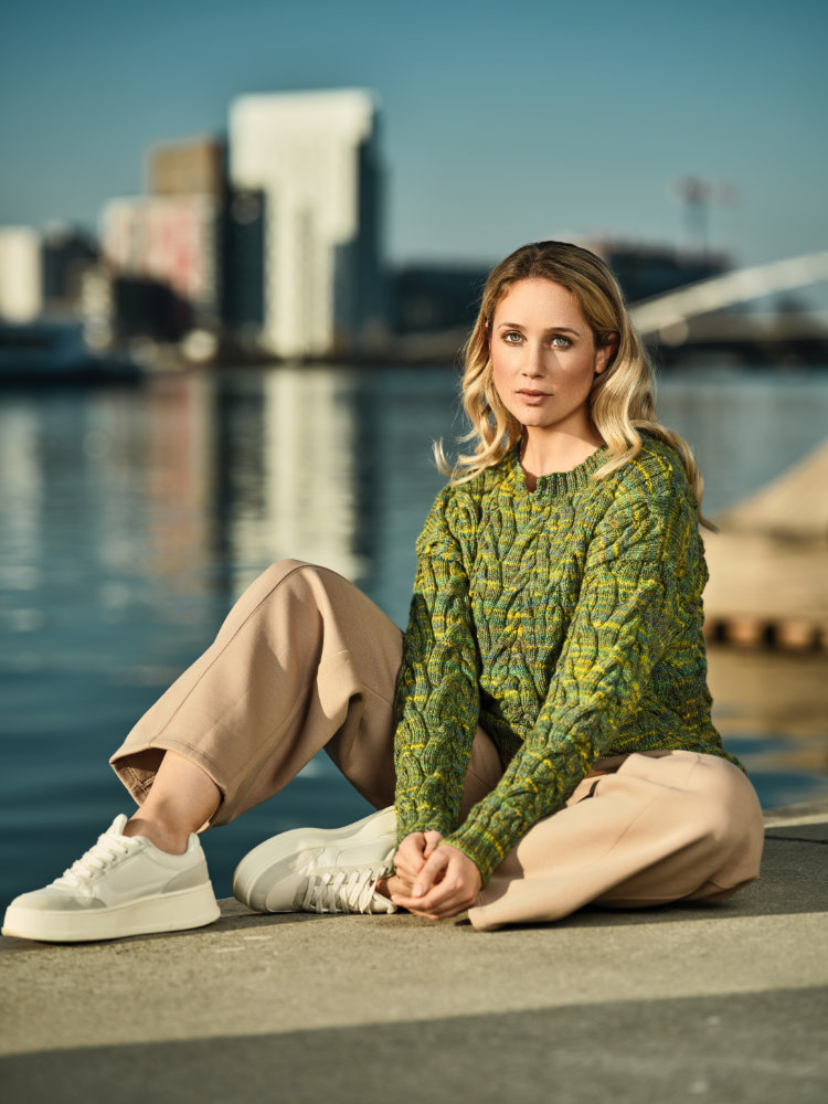 Allover-Zopfmuster-Pulli in Grüntönen  | Wollpaket mit Laos Kettgarn  | Stricken | Pro Lana