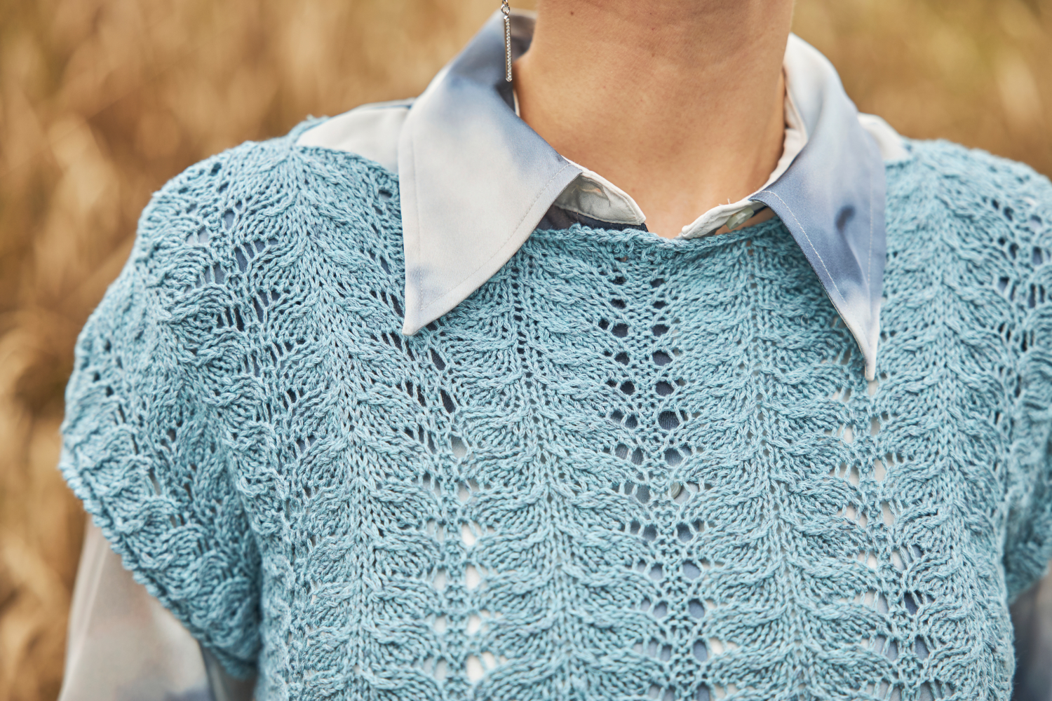 Kurzarmpulli mit Ajourmuster  | Wollpaket mit Montenegro 0062 - gletscher | Stricken | Regina Bühler, Pro Lana Kurzarmpulli mit Ajourmuster  | Wollpaket mit Montenegro 0062 - gletscher | Stricken | Regina Bühler, Pro Lana