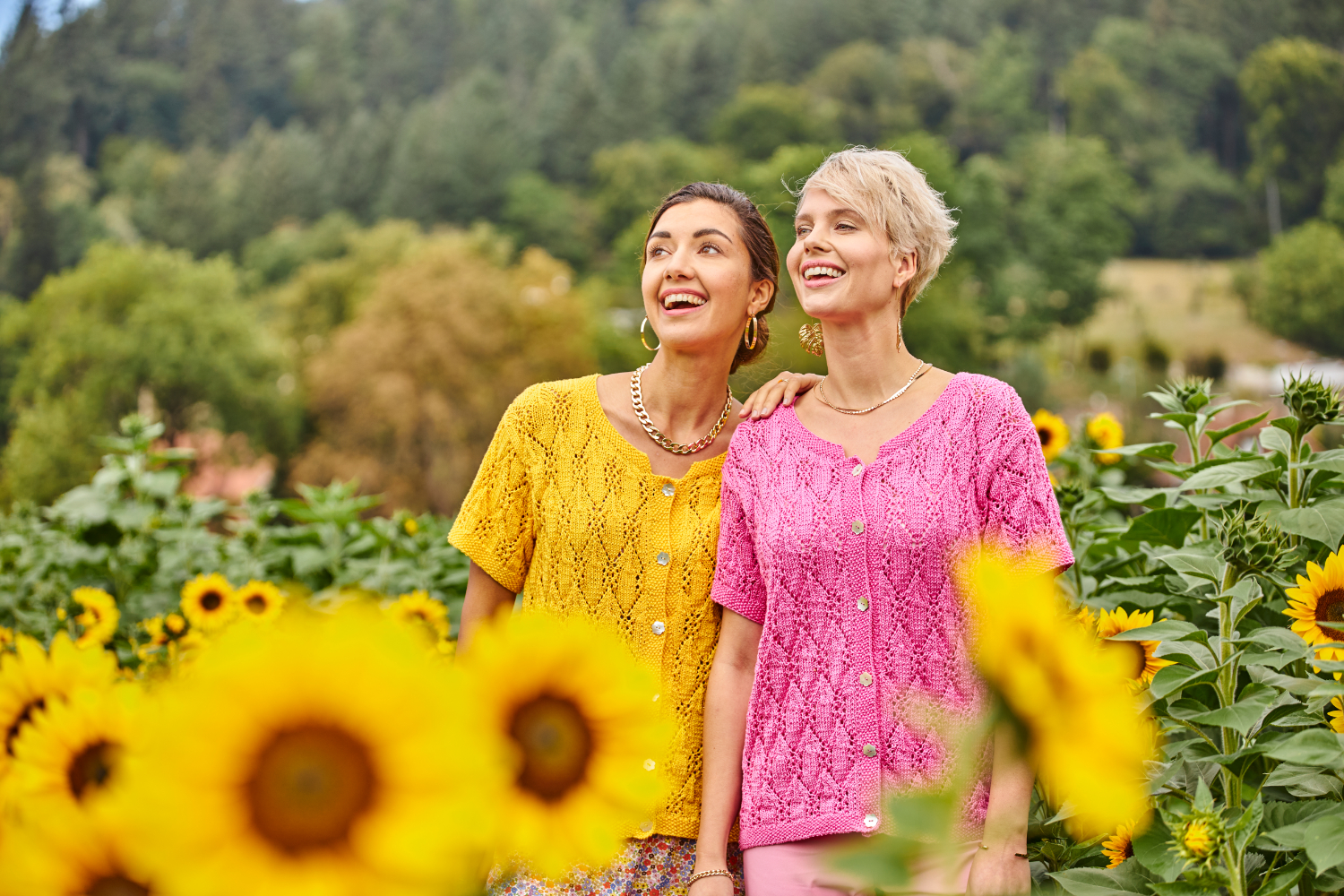 Kurzarmjäckchen mit Ajourmuster in Pink  | Wollpaket mit Basic Cotton 0035 - flamingo | Stricken | Regina Bühler, Pro Lana Kurzarmjäckchen mit Ajourmuster in Pink  | Wollpaket mit Basic Cotton 0035 - flamingo | Stricken | Regina Bühler, Pro Lana